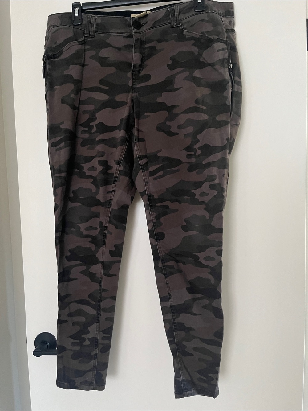 Democracy Women's Camo Skinny Jeans - Olive/Black
